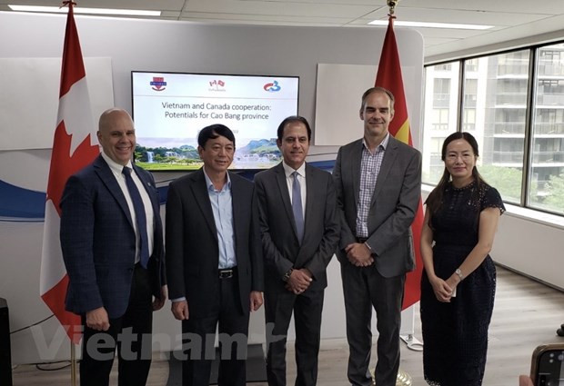 El presidente del Comité Popular de la provincia de Cao Bang, Hoang Xuan Anh (segundo desde la izquierda) con representantes de la provincia de Ontario (Fotografía: VNA)