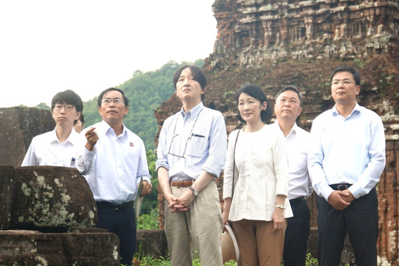 El príncipe heredero de Japón Fumihito Akishino y la princesa Kiko visitan el santuario My Son. (Fotografía: Servisio de de Información y Comunicación de Quang Nam)