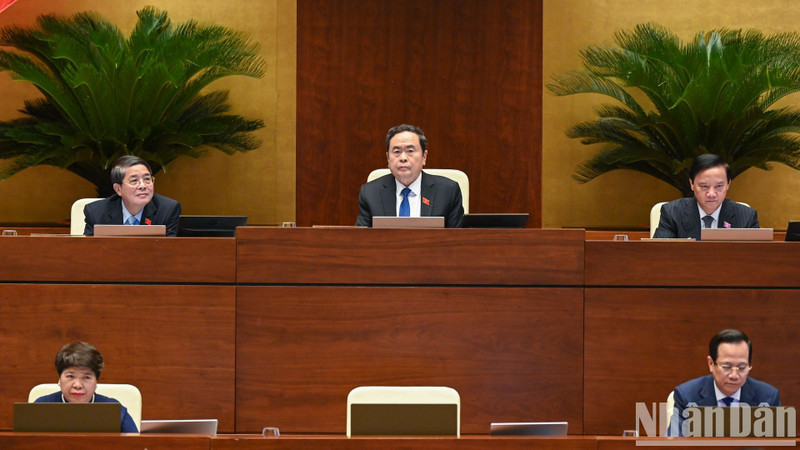 El presidente de la Asamblea Nacional, Tran Thanh Man, y los vicetitulares legislativos en la reunión.