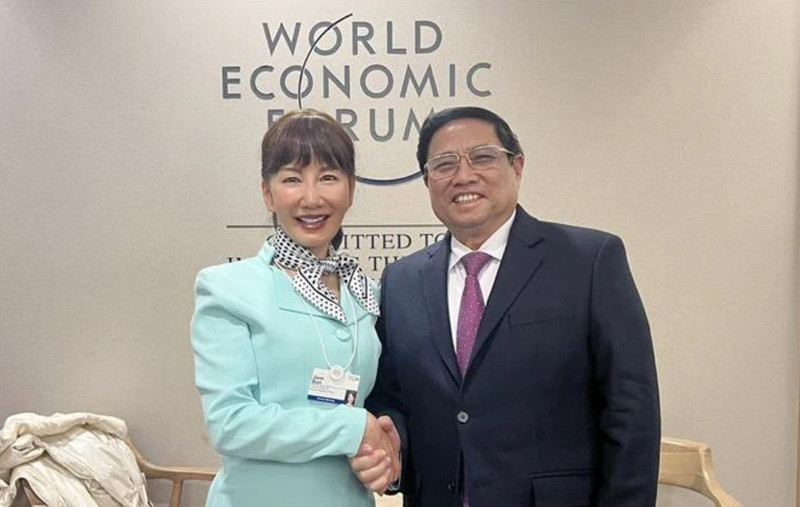 El primer ministro Pham Minh Chinh recibe a Jane Jie Sun, directora ejecutiva del Grupo Trip.com.