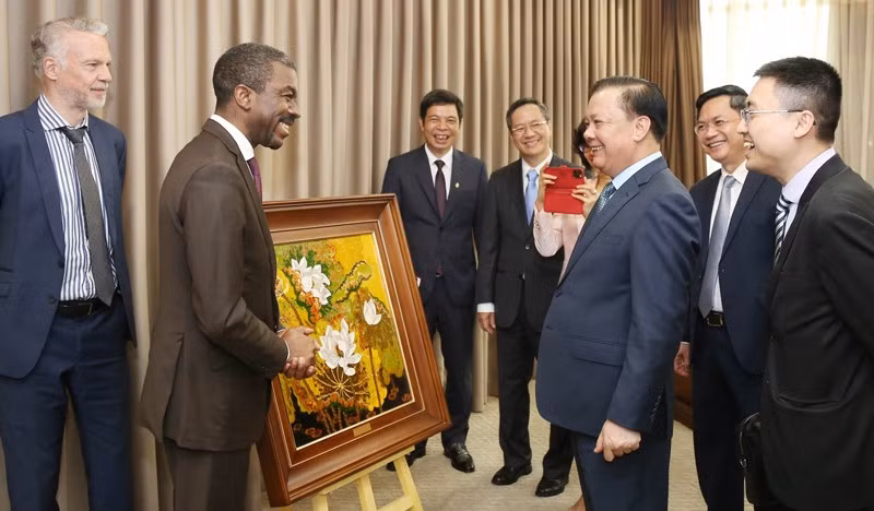 El secretario del Comité del Partido Comunista de Vietnam en Hanói, Dinh Tien Dung, recibe al Lazarre Eloundou, director del Centro del Patrimonio Mundial.
