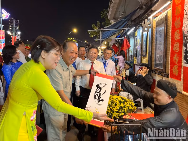 El ex viceprimer ministro permanente de Vietnam, Truong Hoa Binh, visita el mercado.