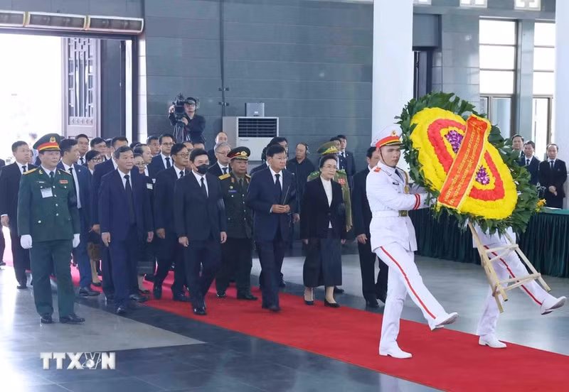 La delegación de alto rango del Partido y el Estado de Laos rinde homenaje al secretario general Nguyen Phu Trong.