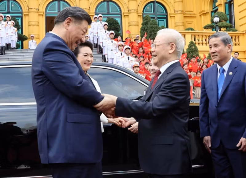 El secretario general Nguyen Phu Trong y su esposa dan la bienvenida al secretario general del PCCh y presidente de China, Xi Jinping, y a su esposa. (Foto: VNA)