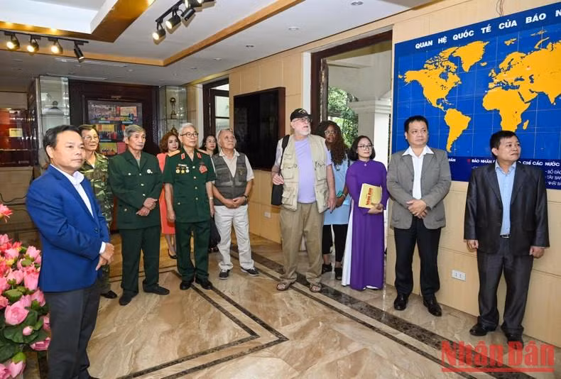 Steve Edmunds y su esposa visitan la sala tradicional del periódico Nhan Dan.