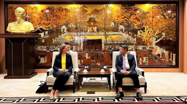 El vicepresidente del Comité Popular de Hanói Nguyen Manh Quyen recibe a la ministra para Economía, Turismo, Ciencia e Investigación del estado austriaco de Estiria, Barbara Eibinger-Miedl. (Fotografía: hanoimoi.com.vn)