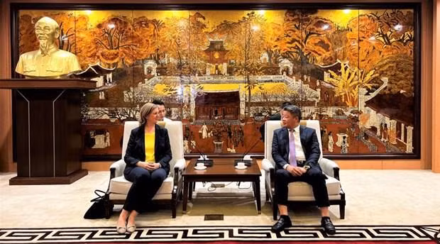 El vicepresidente del Comité Popular de Hanói Nguyen Manh Quyen recibe a la ministra para Economía, Turismo, Ciencia e Investigación del estado austriaco de Estiria, Barbara Eibinger-Miedl. (Fotografía: hanoimoi.com.vn)