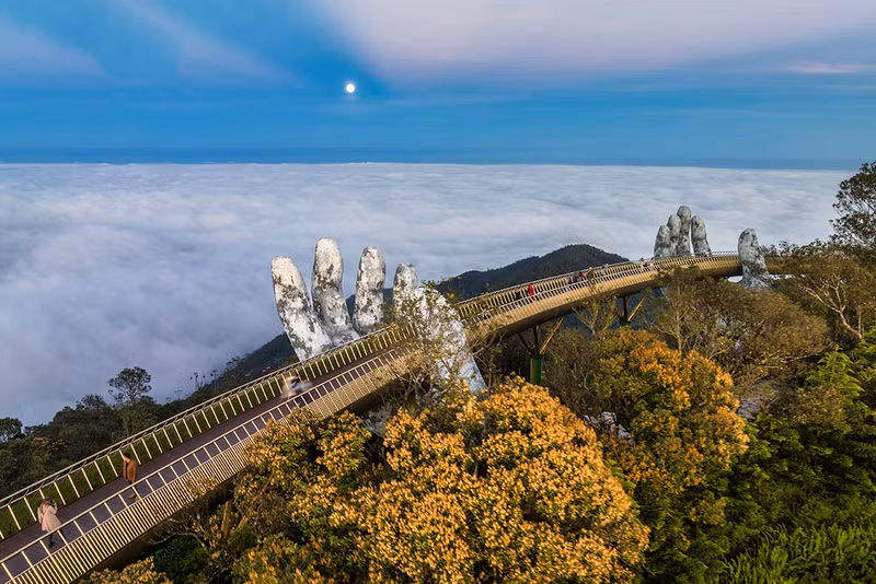 En el área del Puente Dorado (Cau Vang), las nubes parecen una alfombra gigante de algodón. En el área del Puente Dorado (Cau Vang), las nubes parecen una alfombra gigante de algodón.