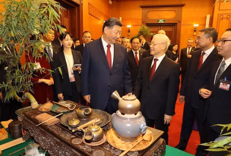 El secretario general del Comité Central del PCV, Nguyen Phu Trong, y el secretario general del Comité Central del PCCh y presidente de la República Popular China, Xi Jinping, escuchan una introducción al té. (Foto: VNA)