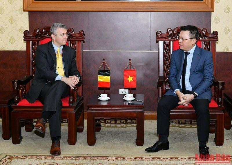 El presidente-editor del periódico Nhan Dan (Pueblo), Le Quoc Minh y el embajador de Bélgica en Hanói, Karl Hendrik Margareta Van Den Bossche.