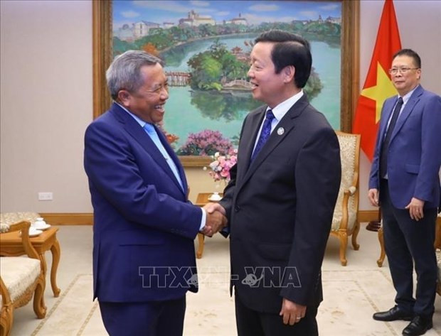 El viceprimer ministro Tran Hong Ha (derecha) recibe al ministro de Tecnología y Comunicaciones de Laos, Boviengkham Vongdara (Fotografía: VNA)