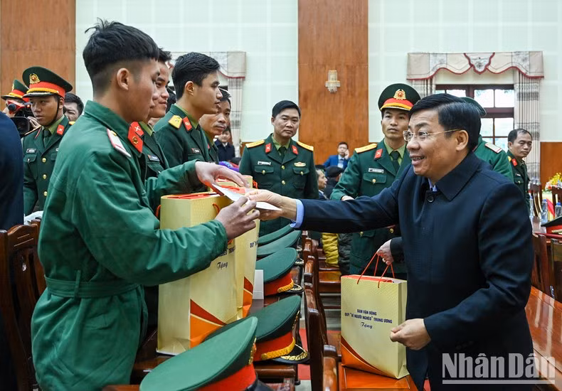 El secretario del Comité del Partido Comunista de Vietnam en Bac Giang, Duong Van Thai, otorga regalos a los soldados de la Tercera División.