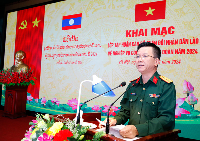 El coronel Nguyen Dinh Duc, encargado de la división de asuntos sindicales del Departamento General de Política del EPV, interviene en la cita (Foto: mod.gov.vn)