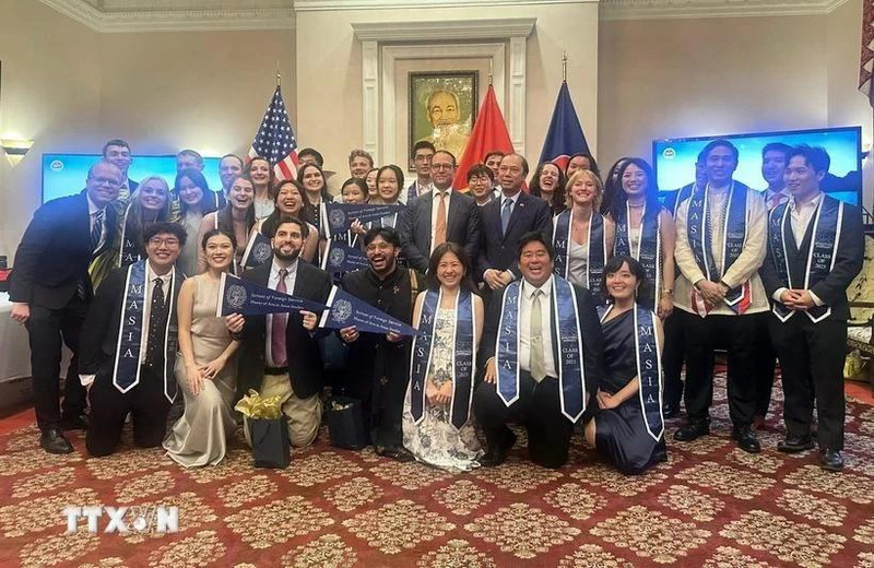 Funcionarios de la Embajada de Vietnam en Estados Unidos con graduados de maestría con especialización en estudios del Sudeste Asiático. (Foto: VNA)