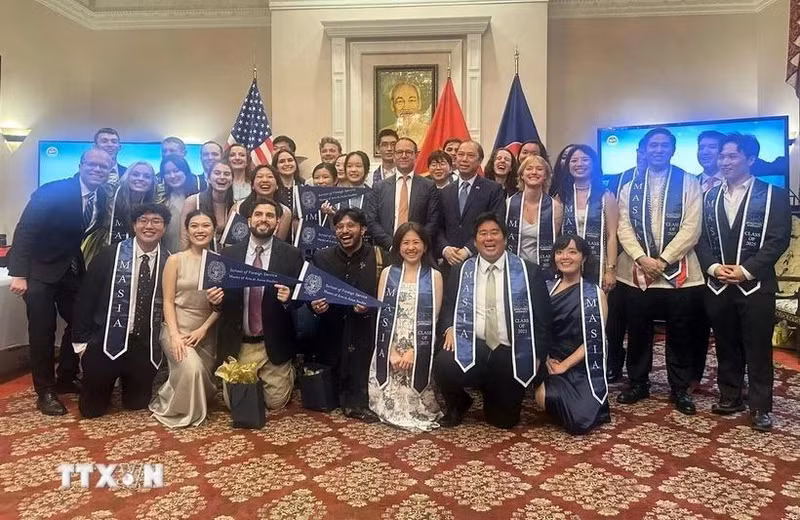 Funcionarios de la Embajada de Vietnam en Estados Unidos con graduados de maestría con especialización en estudios del Sudeste Asiático. (Foto: VNA)