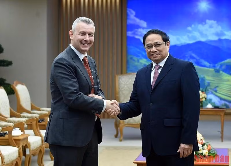 El primer ministro de Vietnam, Pham Minh Chinh (derecha) y el embajador de Bélgica en Vietnam, Karl Van Den Bossche (Fotografía: Nhan Dan)
