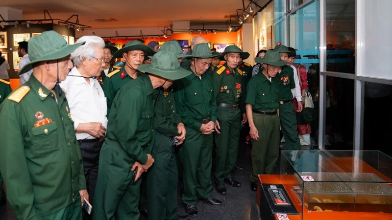 Una delegación de la provincia de Hai Duong visita sitios históricos en Ciudad Ho Chi Minh (Foto: Nhan Dan)