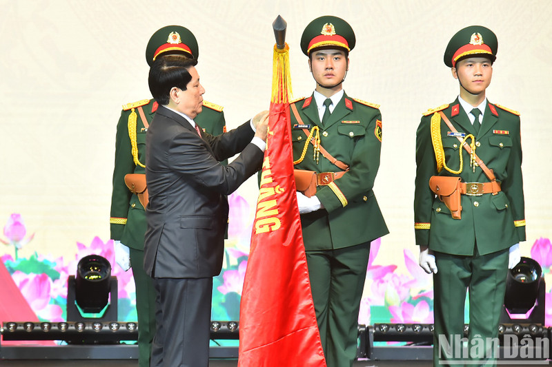 El presidente de Vietnam, Luong Cuong, otorga el título de Héroe de las Fuerzas Armadas Populares al Instituto Aeroespacial Viettel. (Foto: Nhan Dan)