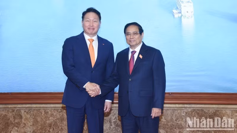 El primer ministro de Vietnam, Pham Minh Chinh, recibe a Chey Tae-won, presidente del Grupo SK y también titular de la Cámara de Comercio e Industria de Corea del Sur (KCCI). (Foto: Nhan Dan)