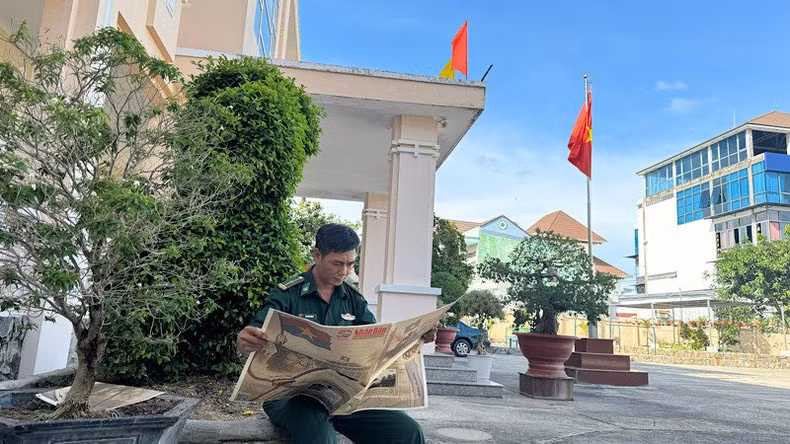 El mayor Dinh Van Huong busca información para apoyar la labor de movilización masiva.