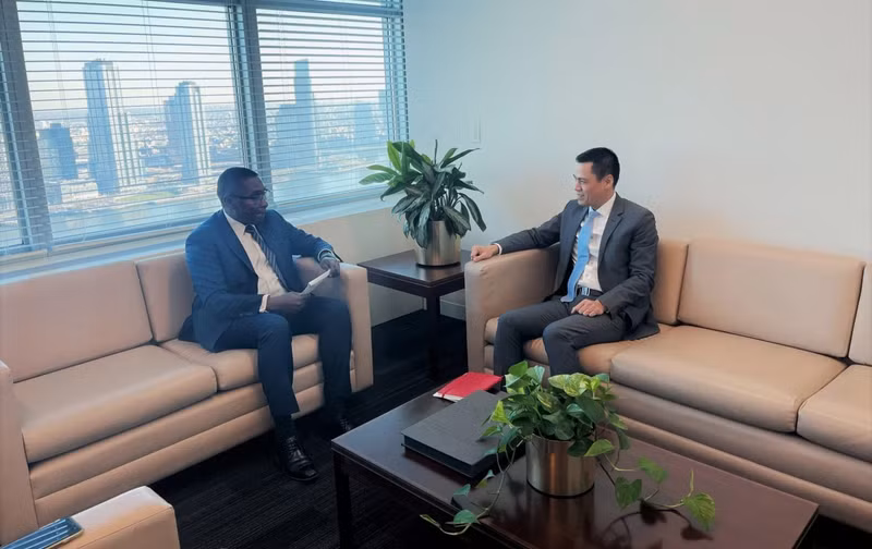 El embajador Dang Hoang Giang, representante permanente de Vietnam ante la ONU y el asesor especial del secretario general de la ONU sobre Acción Climática y Transición Justa, Selwin Hart. (Fotografía: VOV)