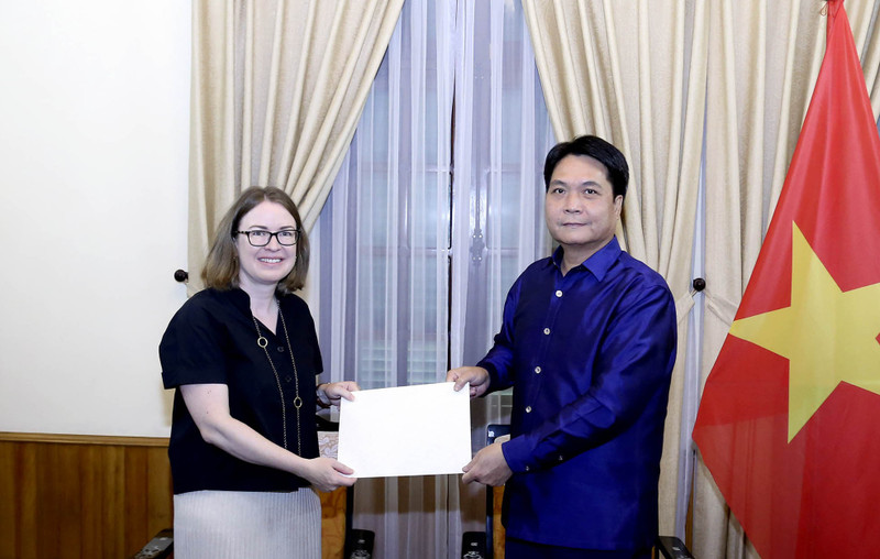 El jefe del Departamento de Protocolo del Ministerio de Relaciones Exteriores de Vietnam, Nguyen Viet Dung, y la embajadora de Irlanda en Hanói, Deirdre Ní Fhallúin.(Fotografía: baoquocte.vn)