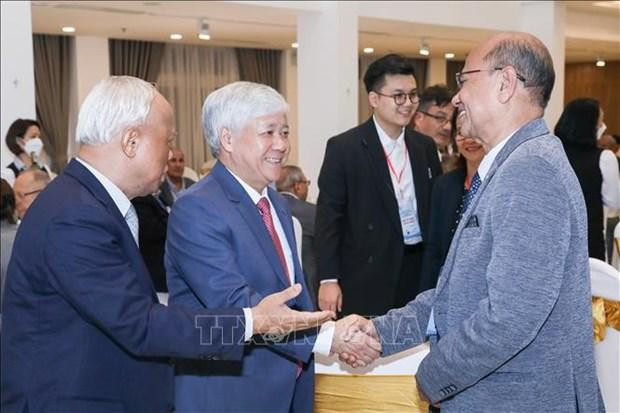 El presidente del Frente de la Patria de Vietnam, Do Van Chien, saluda a los representantes del CMP. (Fotografía: VNA)