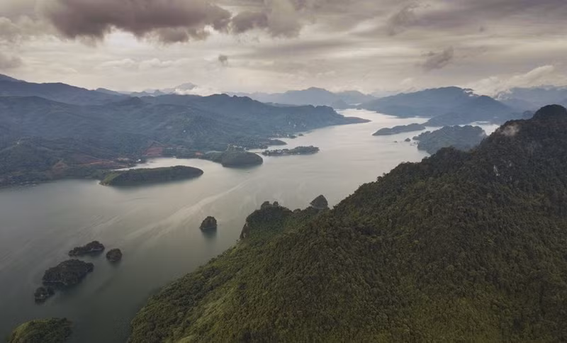 Con inversiones integrales en infraestructura vial y complejos turísticos de lujo, la bahía Ngoi Hoa en Hoa Binh promete convertirse en un destino favorito para los turistas en el futuro cercano.