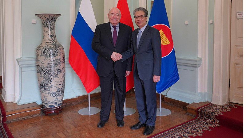 El embajador de Vietnam en Rusia, Dang Minh Khoi, y Mikhail Shvydkoy, enviado especial del presidente de la Federación de Rusia para la cooperación cultural internacional. 