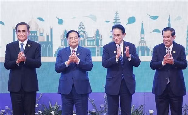 El primer ministro vietnamita Pham Minh Chinh (segundo desde la izquierda), el primer ministro japonés Kishida Fumio (segundo desde la derecha) y otros líderes en la Cumbre 25 Asean-Japón en Phnom Penh, Camboya, el 12 de noviembre. (Fotografía: VNA)