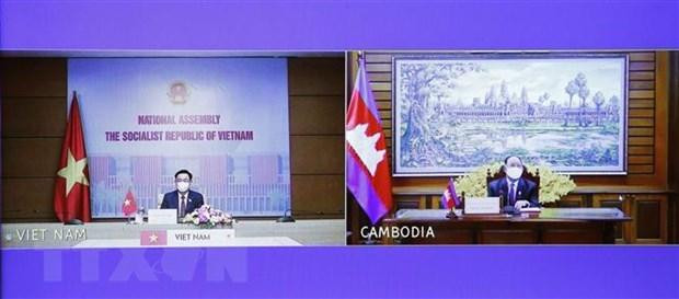 El presidente de la Asamblea Nacional de Vietnam, Vuong Dinh Hue, sostiene una conversación en línea con su homólogo camboyano, Samdech Heng Samrin, el 3 de junio de 2021. (Fotografía: VNA)