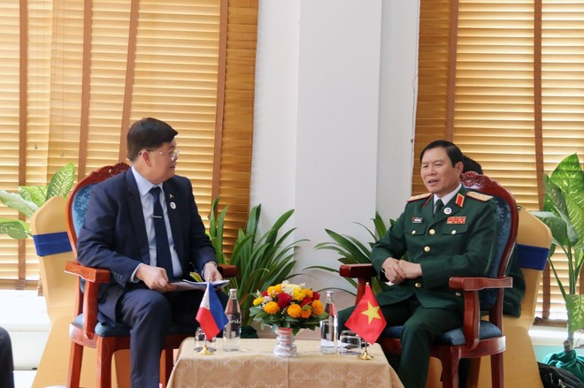 El viceministro de Defensa Nguyen Tan Cuong recibe a su homólogo filipino, Irineo C. Espino. (Foto: VNA)