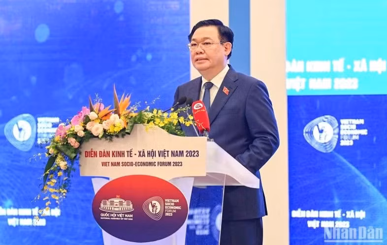 El presidente de la Asamblea Nacional, Vuong Dinh Hue, habla en el evento.