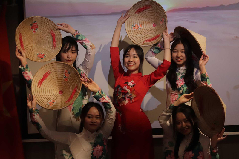 Presentación de Ao Dai en el evento. (Fotografía: baoquocte.vn)
