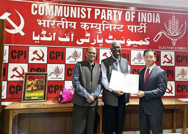 El embajador de Vietnam en India, Nguyen Thanh Hai, entrega carta de felicitación del secretario general del PCV, Nguyen Phu Trong, al secretario general del CPI, Doraisamy Raja. (Fotografía: VNA)