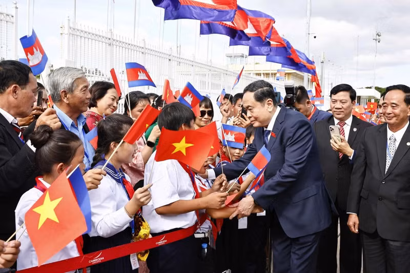 Ceremonia de bienvenida del presidente de la Asamblea Nacional de Vietnam, Tran Thanh Man, en el aeropuerto internacional de Phnom Penh. (Foto: VNA)