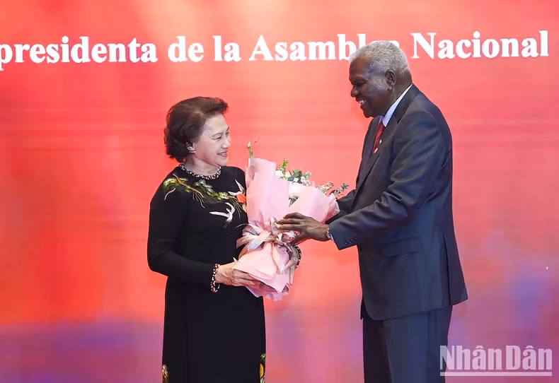 Esteban Lazo hace entrega de la Orden Ana Betancourt a la ex presidenta de la Asamblea Nacional de Vietnam, Nguyen Thi Kim Ngan.