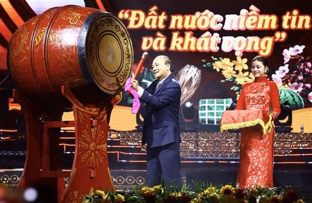 El presidente de Vietnam, Nguyen Xuan Phuc, tocó el tambor para marcar el inicio del programa (Fotografía: VNA)
