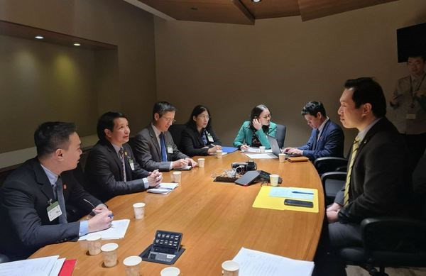 En la sesión de trabajo con el diputado Shaun Chen, copresidente de la Asociación Parlamentaria de Amistad Canadá-Vietnam. (Foto: VNA)