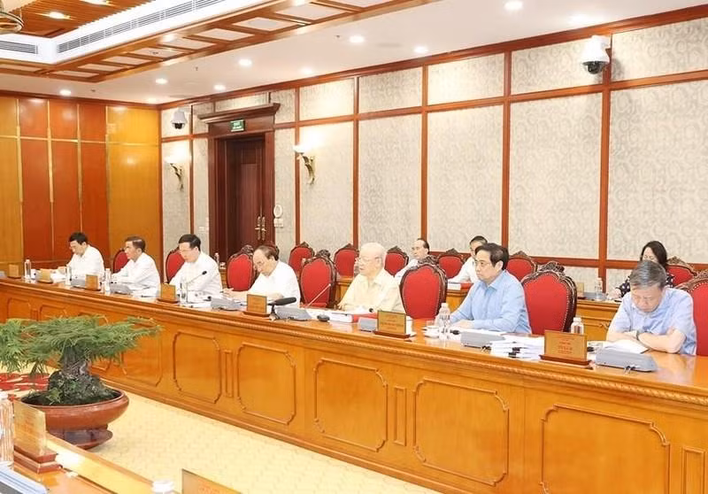 El máximo líder partidista habla en la reunión.