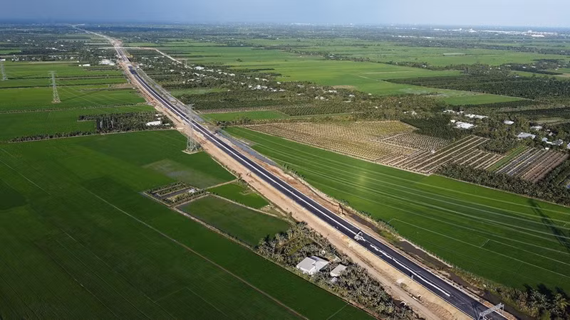 La autopista My Thuan-Can Tho, con 23 kilómetros de longitud, pasa por dos provincias de Vinh Long y Dong Thap, y acaba de abrirse oficialmente al tránsito el 30 de diciembre de 2023.