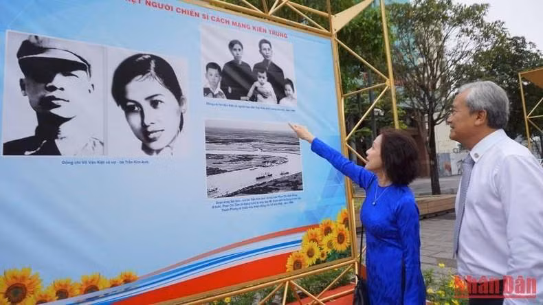 Phan Hieu Dan, hija del difunto primer ministro Vo Van Kiet, visita la exhibición.