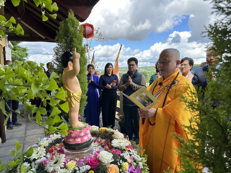Celebran Día de Vesak en Monasterio Zen de Truc Lam en Francia. (Foto: VNA)