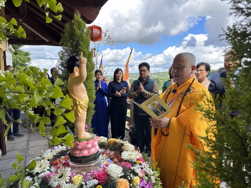 Celebran Día de Vesak en Monasterio Zen de Truc Lam en Francia. (Foto: VNA)
