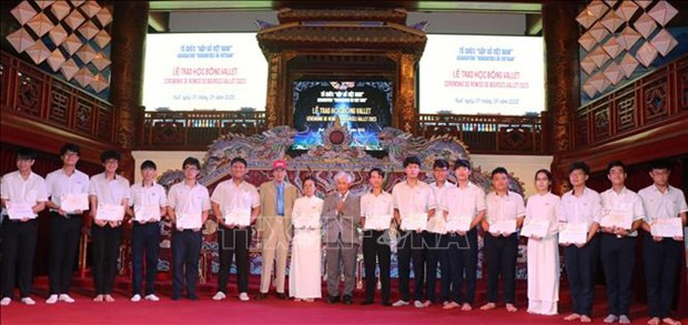 Más de 200 estudiantes en provincia vietnamita se benefician de becas Vallet