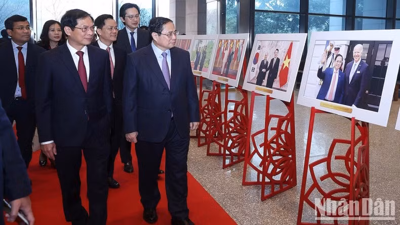 Previamente, el jefe del Gobierno visita la exposición de fotos sobre las actividades del sector diplomático.