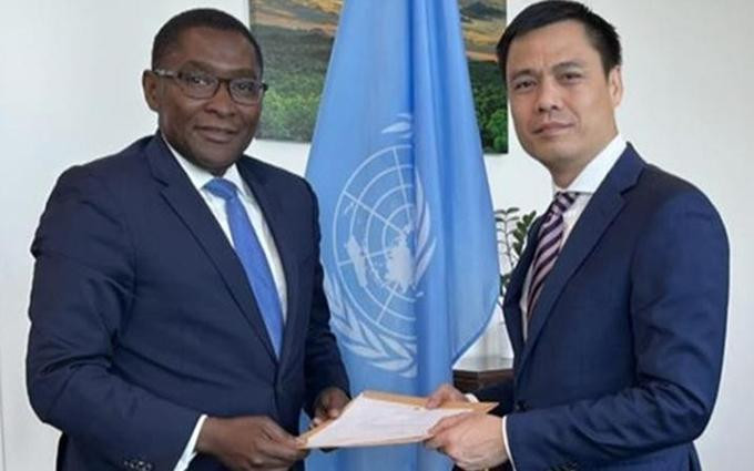 El asesor especial del secretario general de la ONU y secretario general adjunto del Equipo de Acción Climática, Selwin Hart, y el embajador Dang Hoang Giang, representante permanente de Vietnam ante la ONU. (Fotografía: VNA)