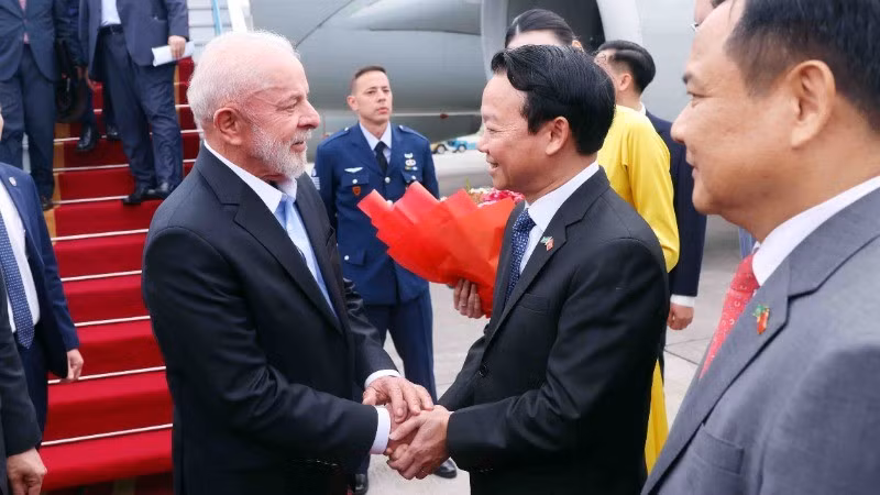 El ministro de Agricultura y Medio Ambiente, Do Duc Duy, recibe al presidente brasileño, Luiz Inácio Lula da Silva, en el aeropuerto internacional de Noi Bai, en Hanói. (Foto: VNA)