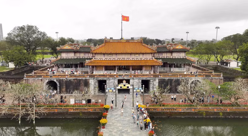 Visitantes en la Ciudad Imperial de Hue.