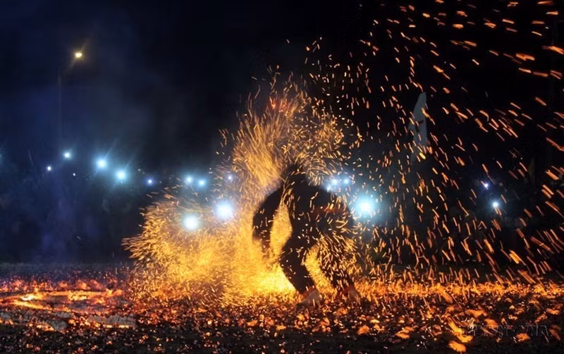 La gente de Pa Then baila sobre montones de brasas rojas sin quemarse ni herirse (Tuyen Quang).